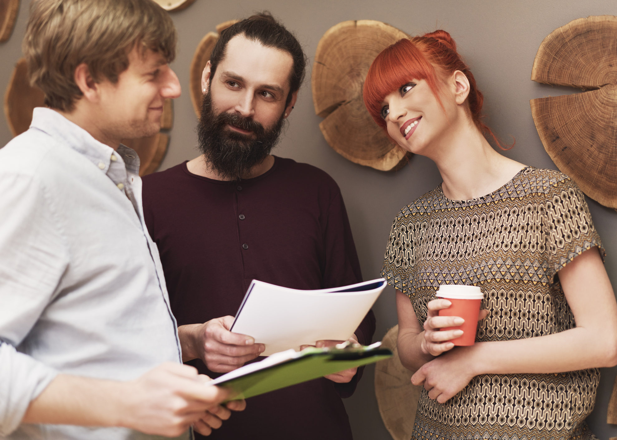 groupe de gens discutant de travail