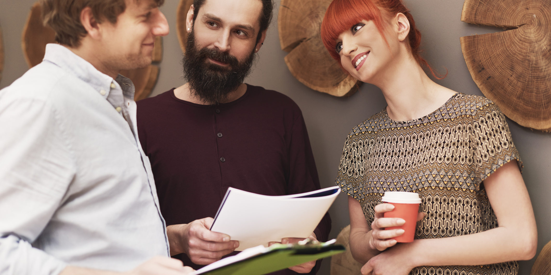 groupe de gens discutant de travail
