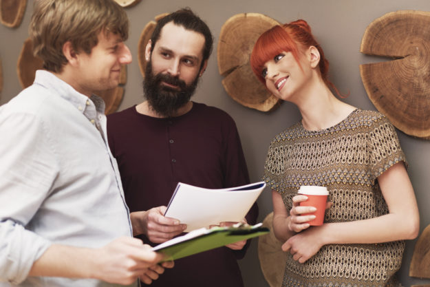 groupe de gens discutant de travail