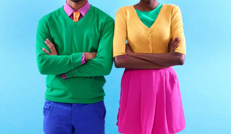2 personnes vetements colores